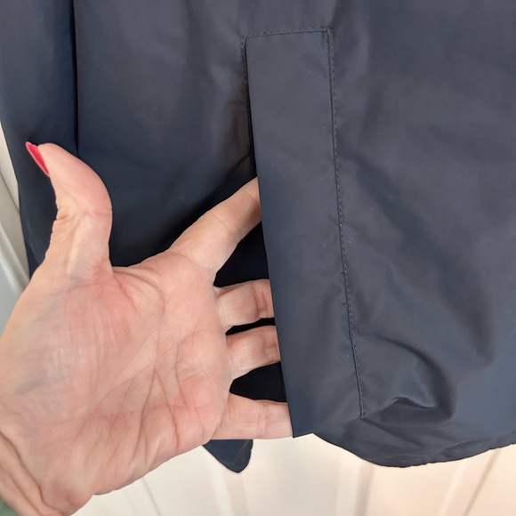 Tommy Hilfiger Men's Windbreaker in Navy with Red and White Stripes Hood Size XL - Picture 4 of 14